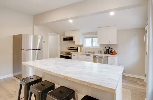 Walk to WKU, Bars & Dining! Updated Duplex Home