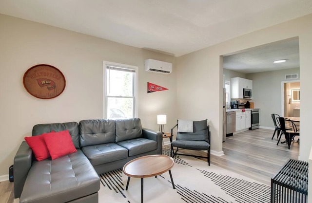 Hilltopper Convenience: Modern Duplex Near WKU