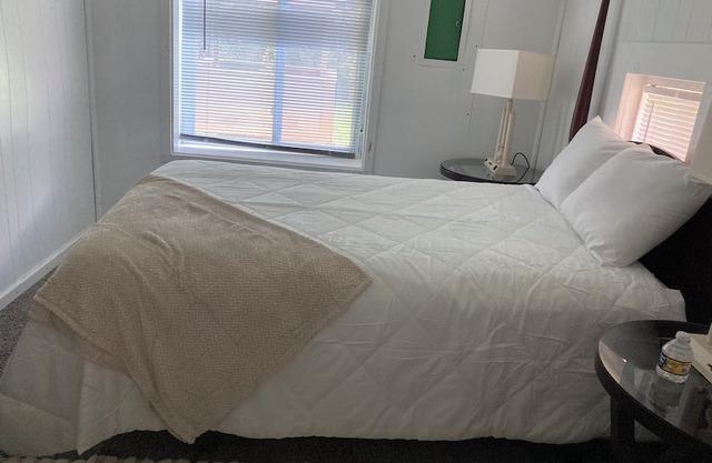 Historic 4-bedroom house in Glen Carbon with AC