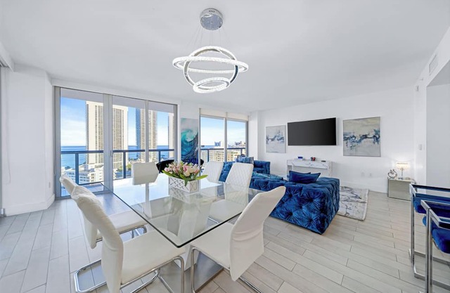 ★ Elegant Vacation Home in Beachwalk with Balcony Overlooking Ocean Views