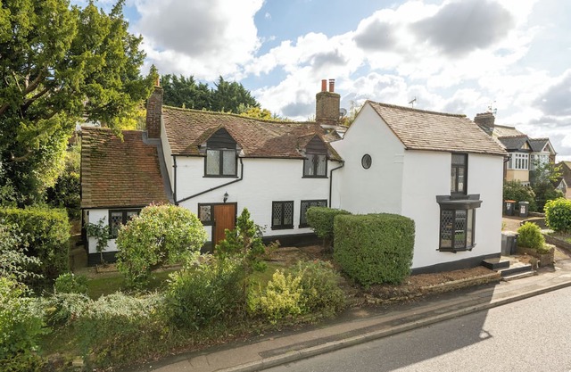 18 century cottage nr Harry Potter Studios, London & Luton Airport. Pet friendly
