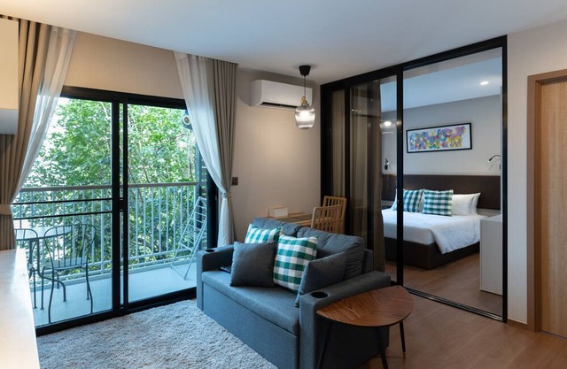 Bright 1BR X413 Desk & Pool View