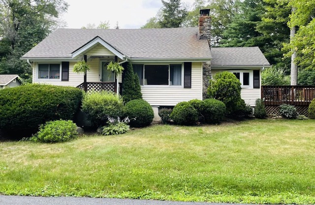 Lake Cottage for 3-4 month winter rental. 10 mins to skiing. 90 mins to NYC.