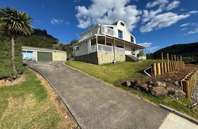 Spacious Kiwi bach with harbour views