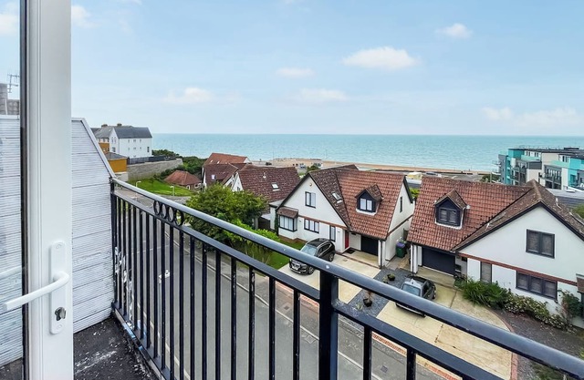 4 bedroom accommodation in Hythe