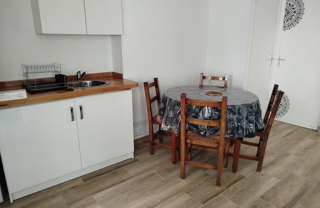 Renovated apartment in quiet wine-growing village. 15min from Auxerre.