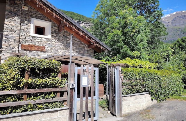 Comfortable detached apartment with garden and balcony.