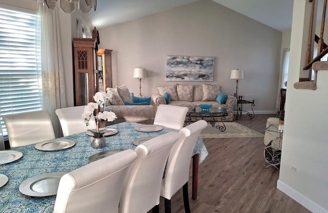 3 Bedroom Townhouse overlooking 10th tee at Golf Club of Illinois, near shopping