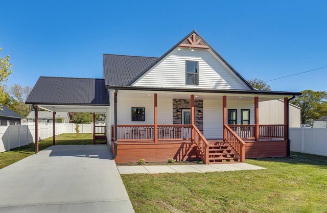 Tullahoma Whiskey Trail Base w/Yard & Fire Pit