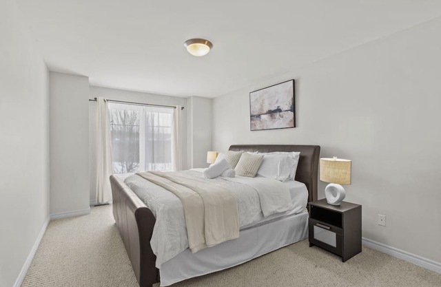 Peaceful and Spacious townhome with King Bed - 15 min from downtown Ottawa