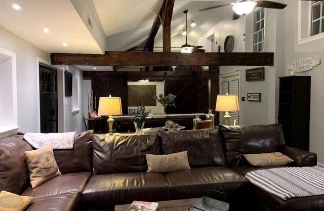 Sweet Chic Farm Cottage with Pool, Hot-Tub and Beautiful Sunsets in Maryland