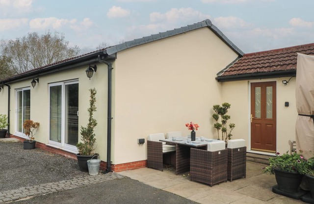 POMPIAN LODGE, pet friendly, with a garden in Tarleton