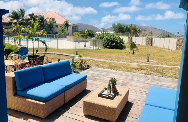 Bo-Aime, 1 bedroom apartment on the beach with shared pool!