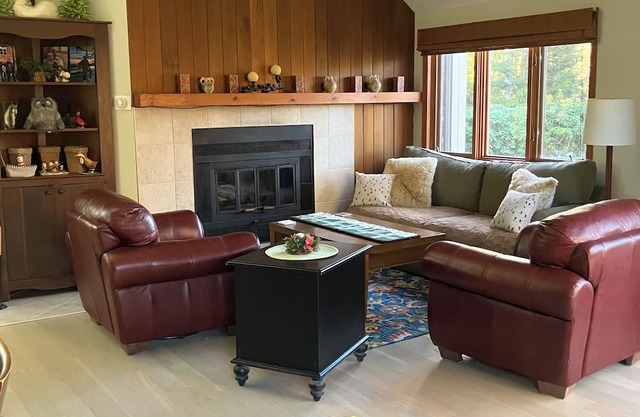 Restful King Beds, Walk to Town, Mountain View Patio