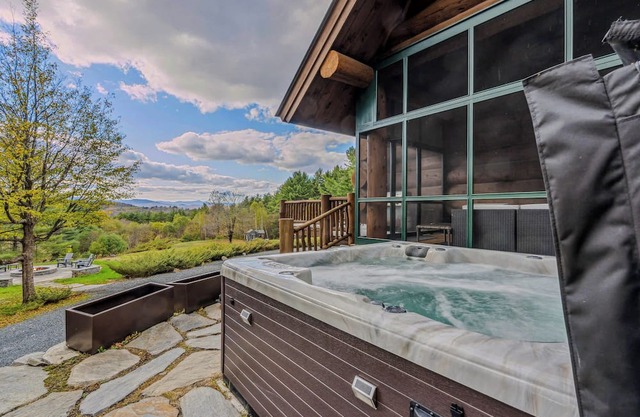 Hot Tub, Firepit, Mtn Views! | Spruce Moose Lodge