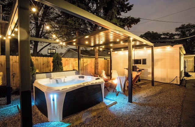 Vrbo Luxe: Hot Tub, Theater, Game Room, Fire Pit, Bar, Patio, Garage - Sleeps 14