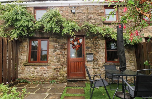 MELYN, pet friendly, character holiday cottage in Aberdare