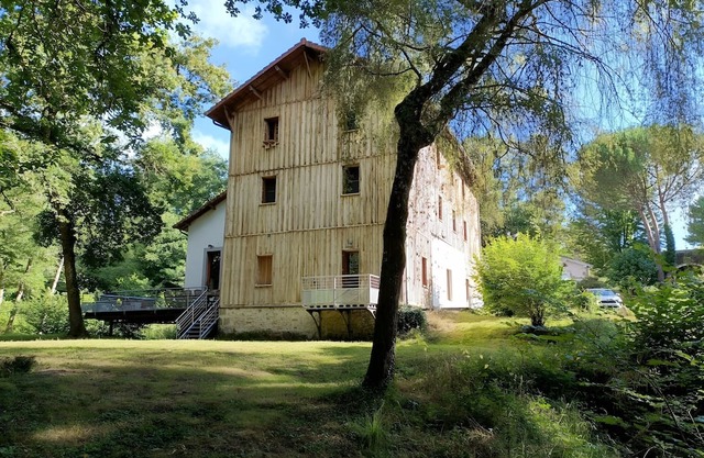 Moulin de Sore – beautiful holiday home in a preserved location with river
