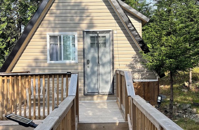 Cozy cabin in Saint John, with a great view.