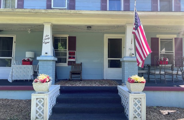 2-bed apt near Old Milford shops and dining. Beautiful parks and bike trail.
