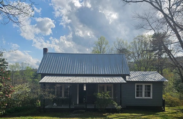 Charming 3-bedroom house in peaceful Mountain Rest with AC, WiFi