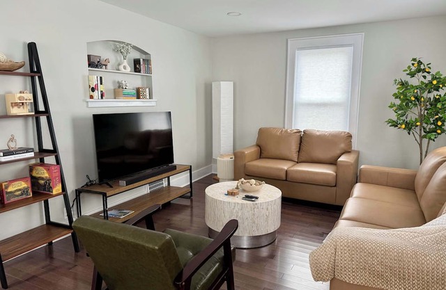 Jefferson & Grounds 3BR Steps from HWS + Hot Tub