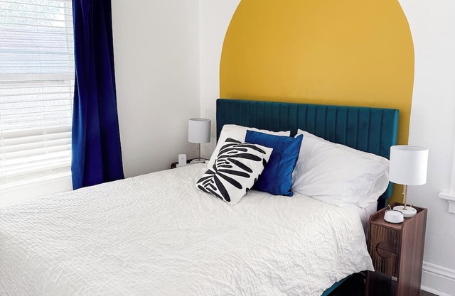 Private Upper-Level Flat - Bright, Stylish, Peaceful