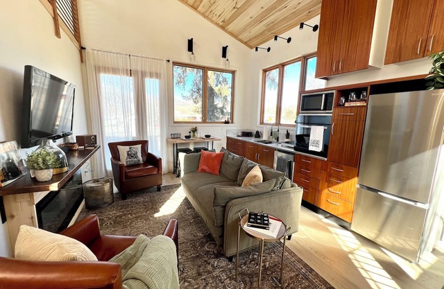 Modern Spacious Cosy Retreat in Downtown Paonia with Views