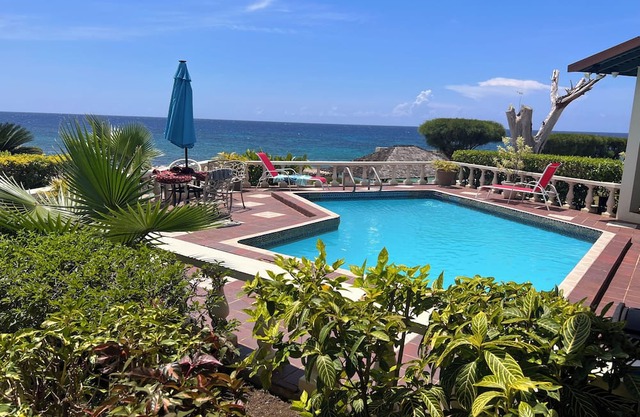 Hillcrest Villa - Comfort of a Hotel/Privacy of a Home