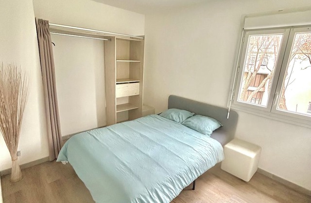 90m2 2-bedroom apartment with dressing rooms and private jacuzzi near Marseille.