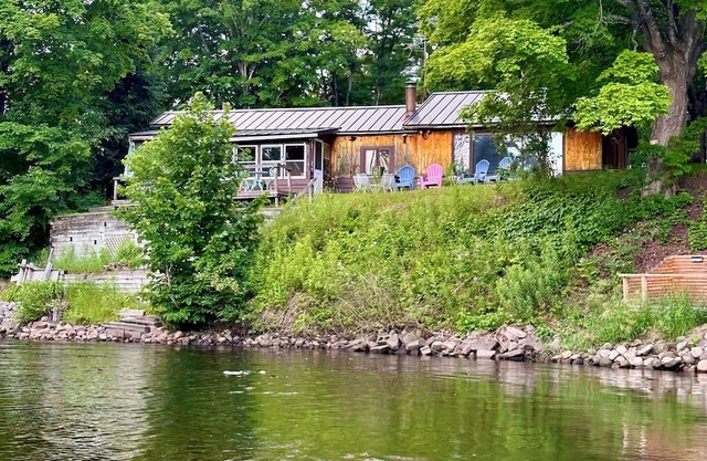 Riverfront cabin with WiFi in charming Fife Lake