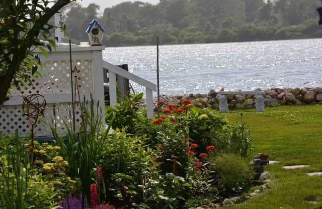 Charming 2-bedroom cottage in wonderful East Matunuck State Beach RI, Waterfront
