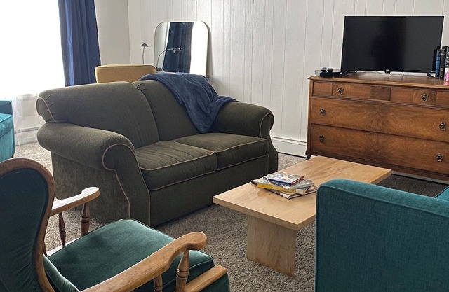 Cozy 20s Vintage 2BR House in Chisholm