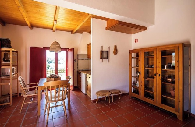 Charming 5-bedroom cottage in lovely Montargil with AC