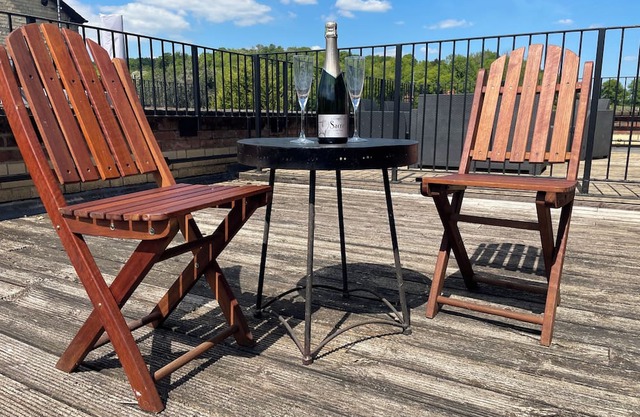 Henley Regatta - Walking distance from course. Balcony and parking.