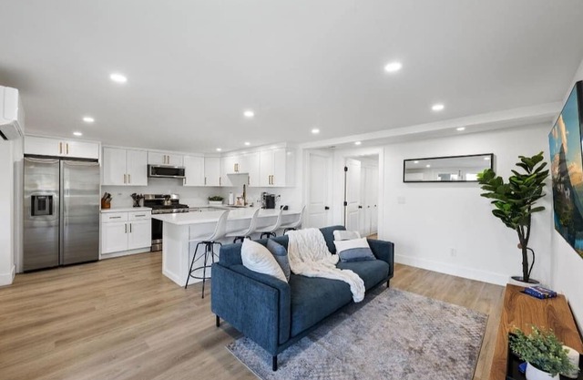 Charming 2-bedroom apartment with Ocean Views!