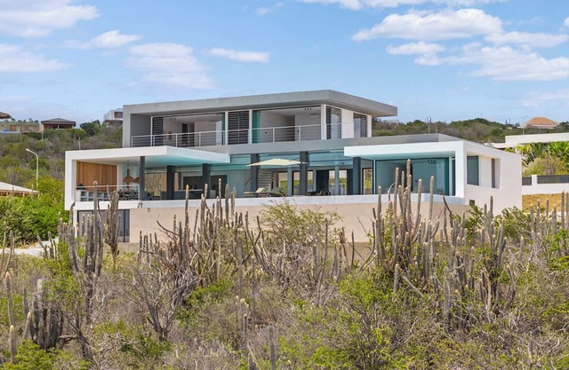 Luxury Ocean View Villa w/ Huge Private Pool, 3 Ensuite Beds & Dive Facilities
