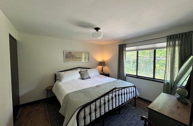 Charming 2-bedroom townhome in popular Pittsburgh suburb, 20 minutes to downtown