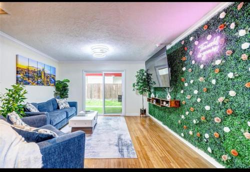 2Bedroom, Home, 2mi Astros, 2mi Dynamo, King Bed, Med Center