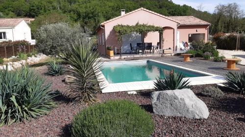 Villa elegante proche Salavas avec piscine privee