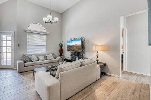 King Size bed/3 bedroom HOUSE /Huge backyard