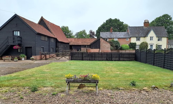 Chediston House | Gorgeous 2 bedroom Barn, Pet friendly, close to Halesworth