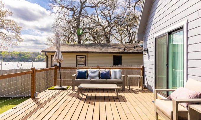 Fort Worth House | Secluded Lake Front Delight!