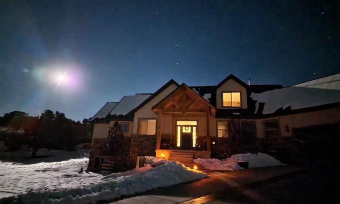 Ephraim House | Private home for corporate or family gatherings minutes from Skyline Drive!