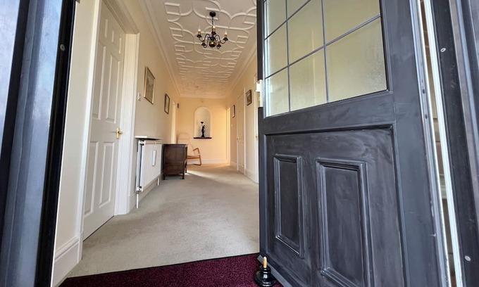Hilperton House | Spacious bungalow with large private garden