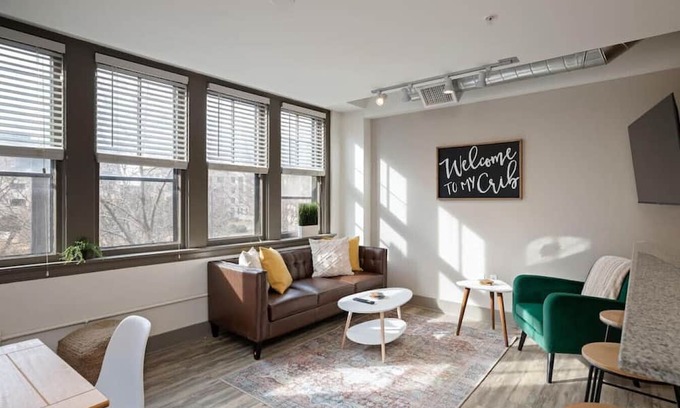 Hanover Place Apartment | ★ King Bed ★ Uptown Theater★