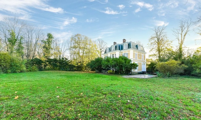 Champrosay House | middle-class house