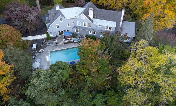 Cornwall House | West Point Villa - Jacuzzi Pool BBQ Games Pets