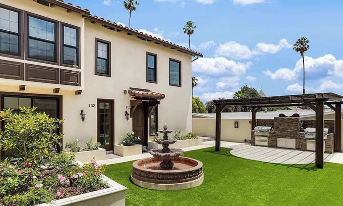 Mid Central Apartment | Elegant Pasadena Homew Patio Parking Near Old Town