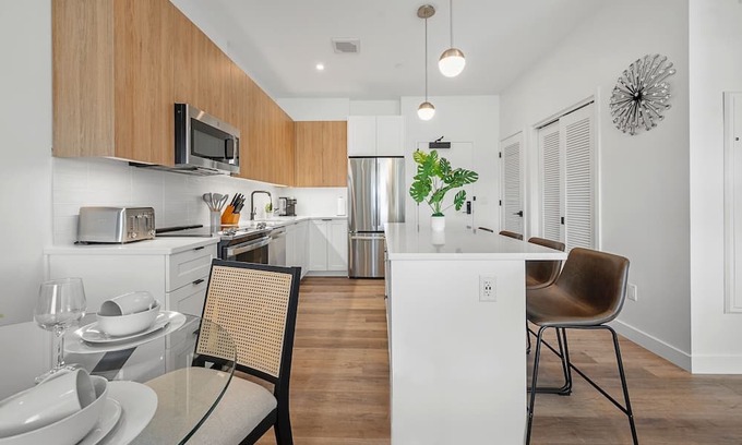 Central-Maverick Square - Paris Street Apartment | Luxury 2bd/2ba Next to the Airport 9818